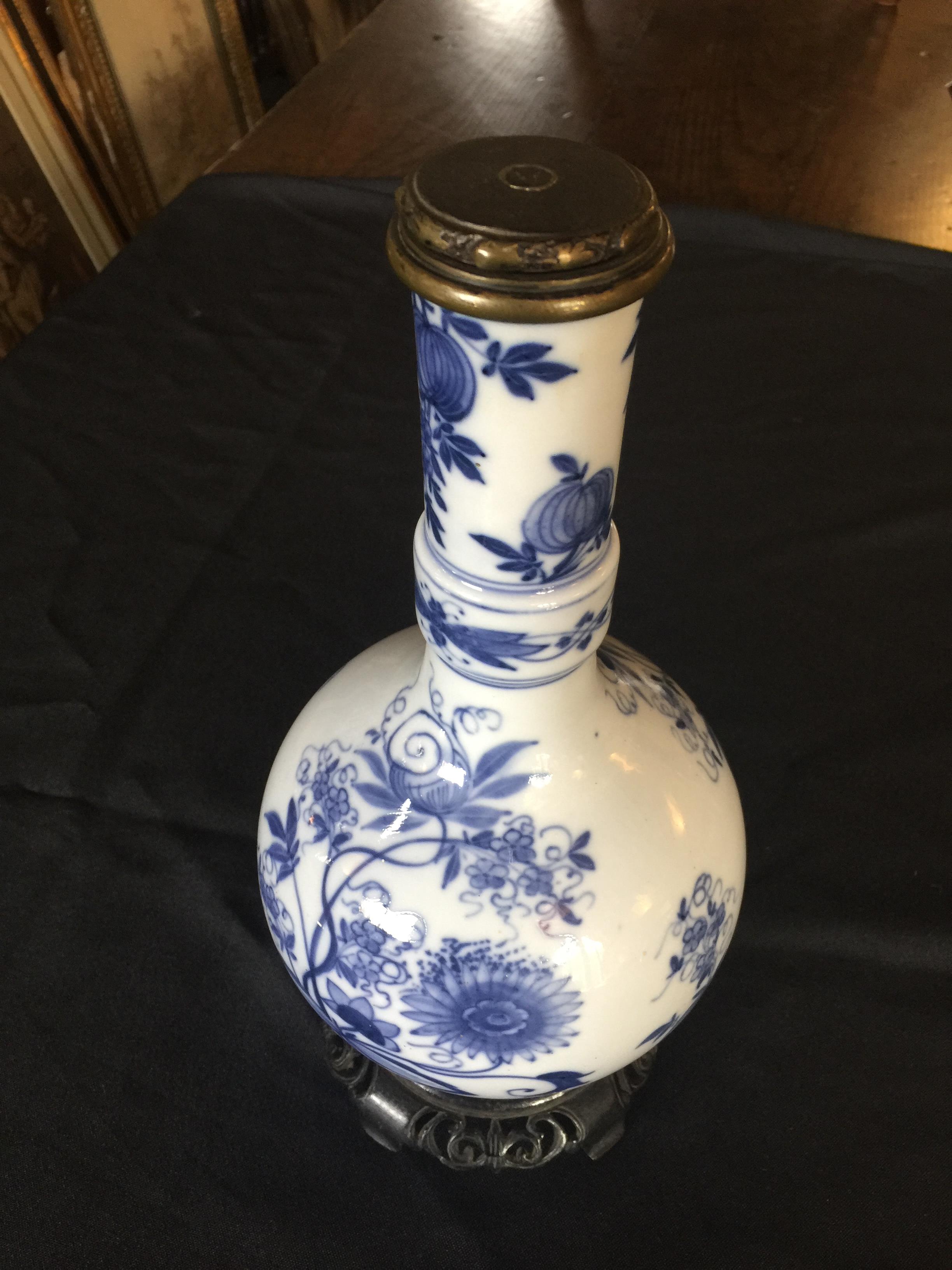 A 19th century blue and white porcelain onion pattern lamp base - Image 4 of 6