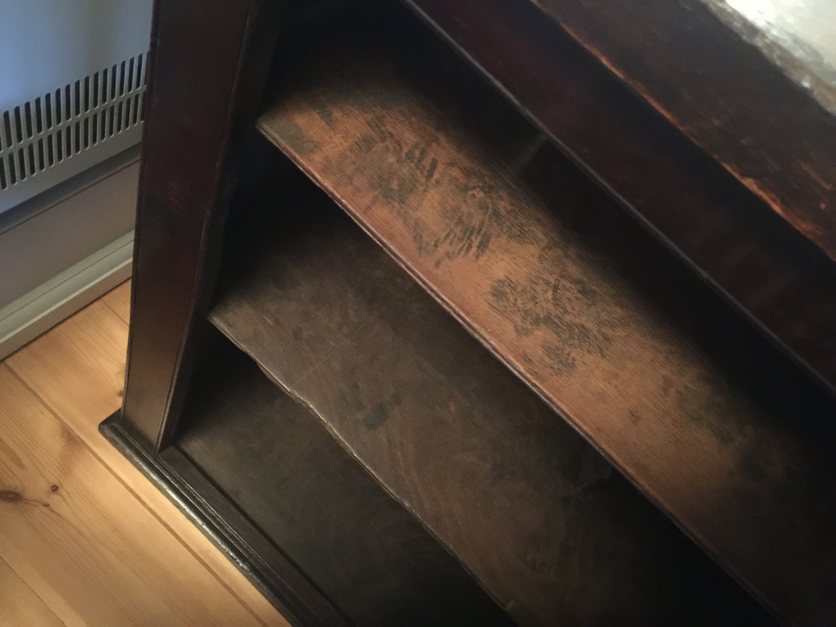 A George II oak hanging cupboard - Image 5 of 8