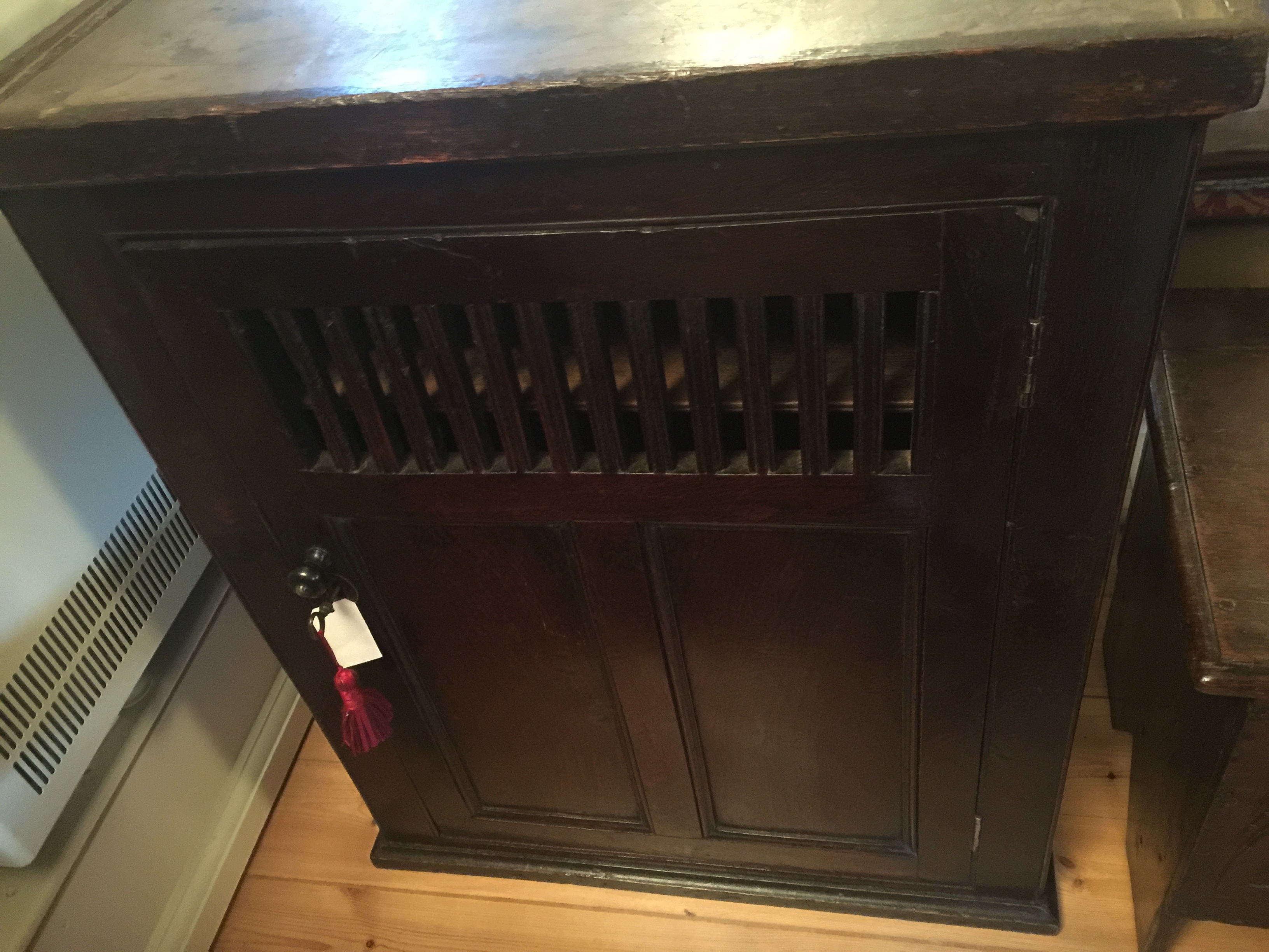 A George II oak hanging cupboard - Image 4 of 8