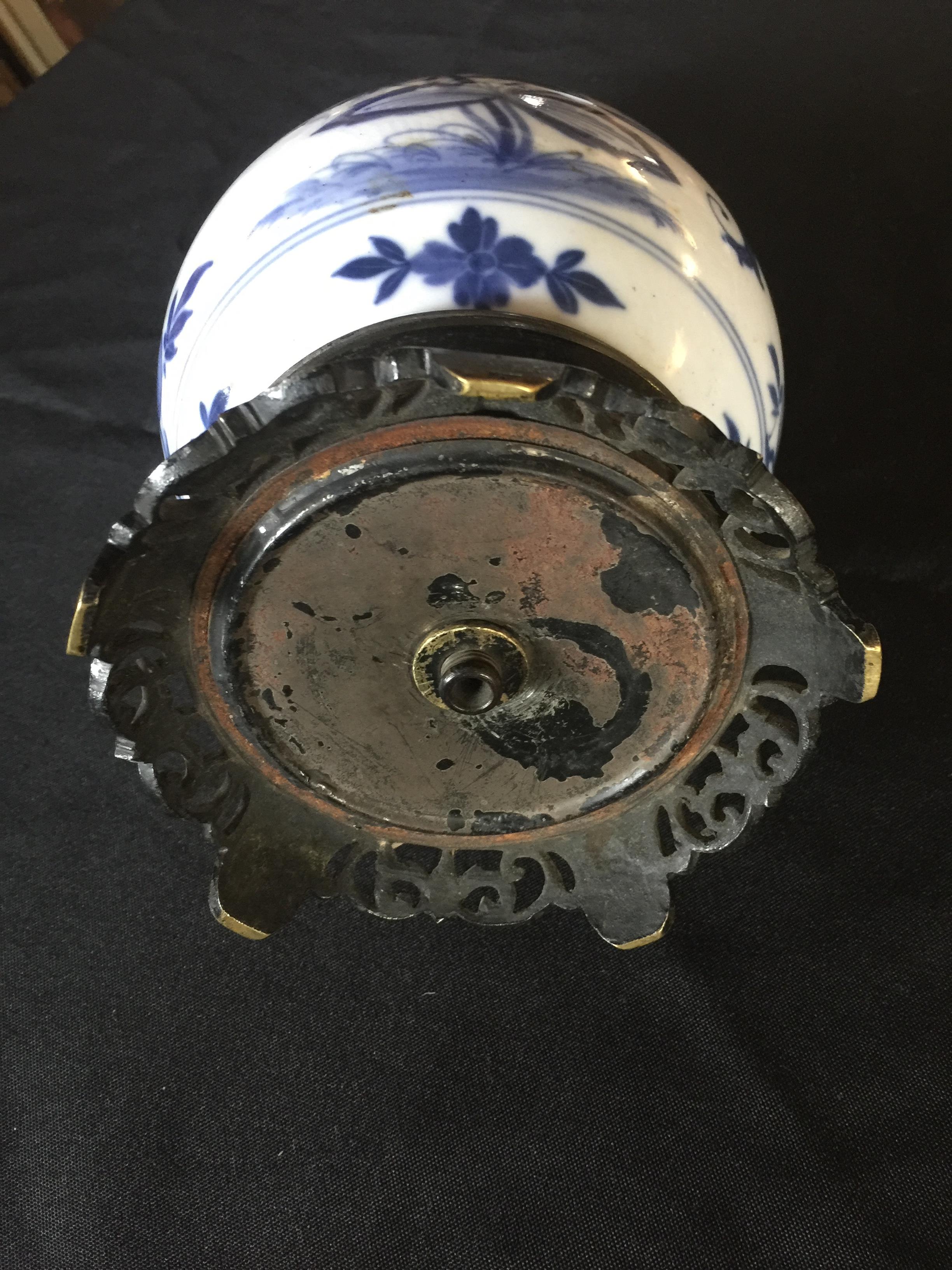 A 19th century blue and white porcelain onion pattern lamp base - Image 6 of 6
