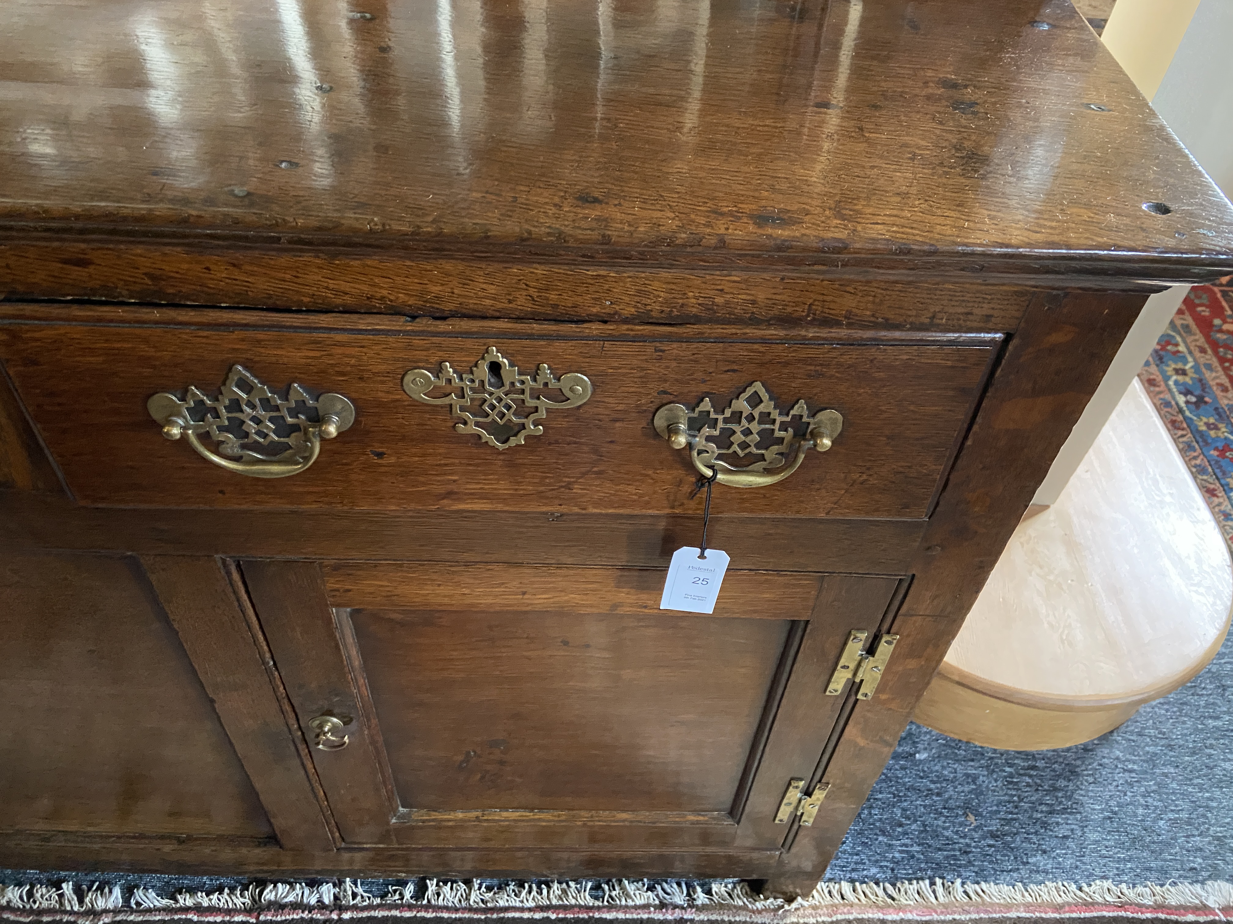 A George III oak dresser - Image 4 of 8