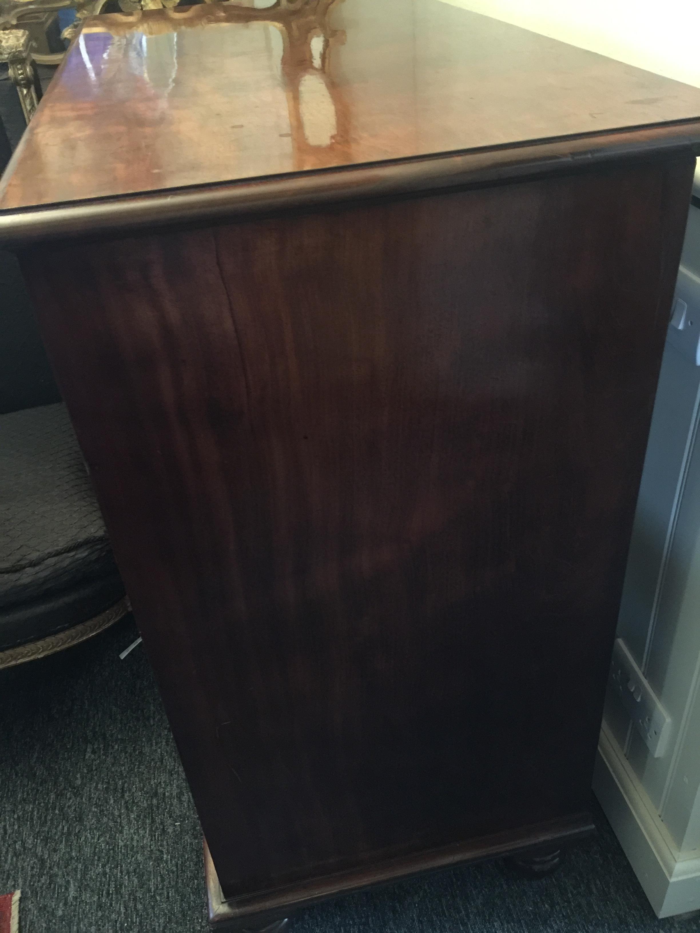 A George IV 'plum pudding' and 'fiddle-back' mahogany chest attributed to Gillows - Image 4 of 10