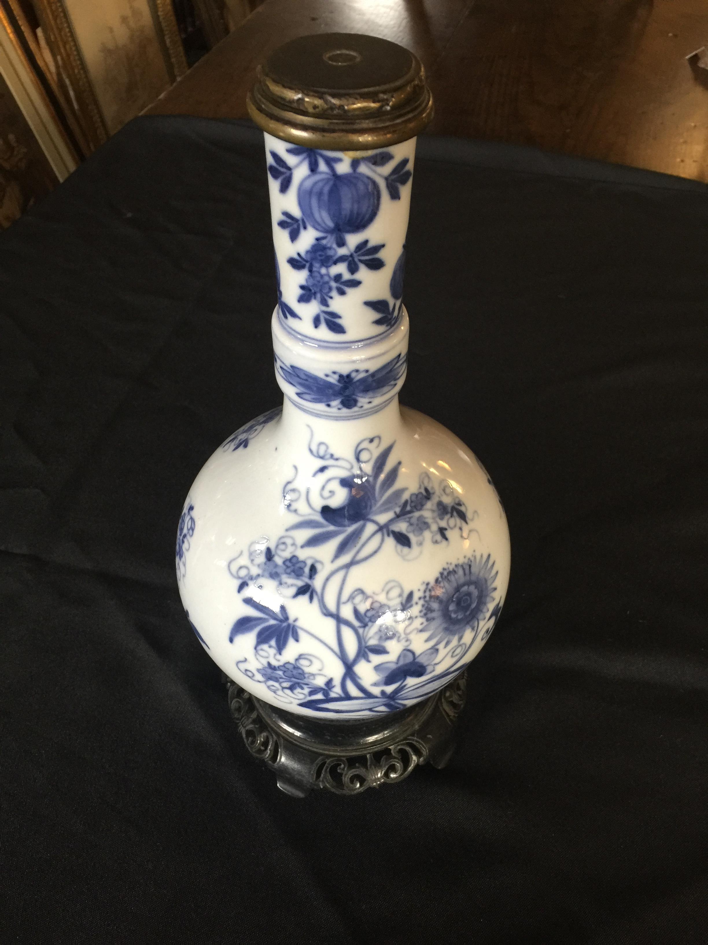 A 19th century blue and white porcelain onion pattern lamp base - Image 2 of 6