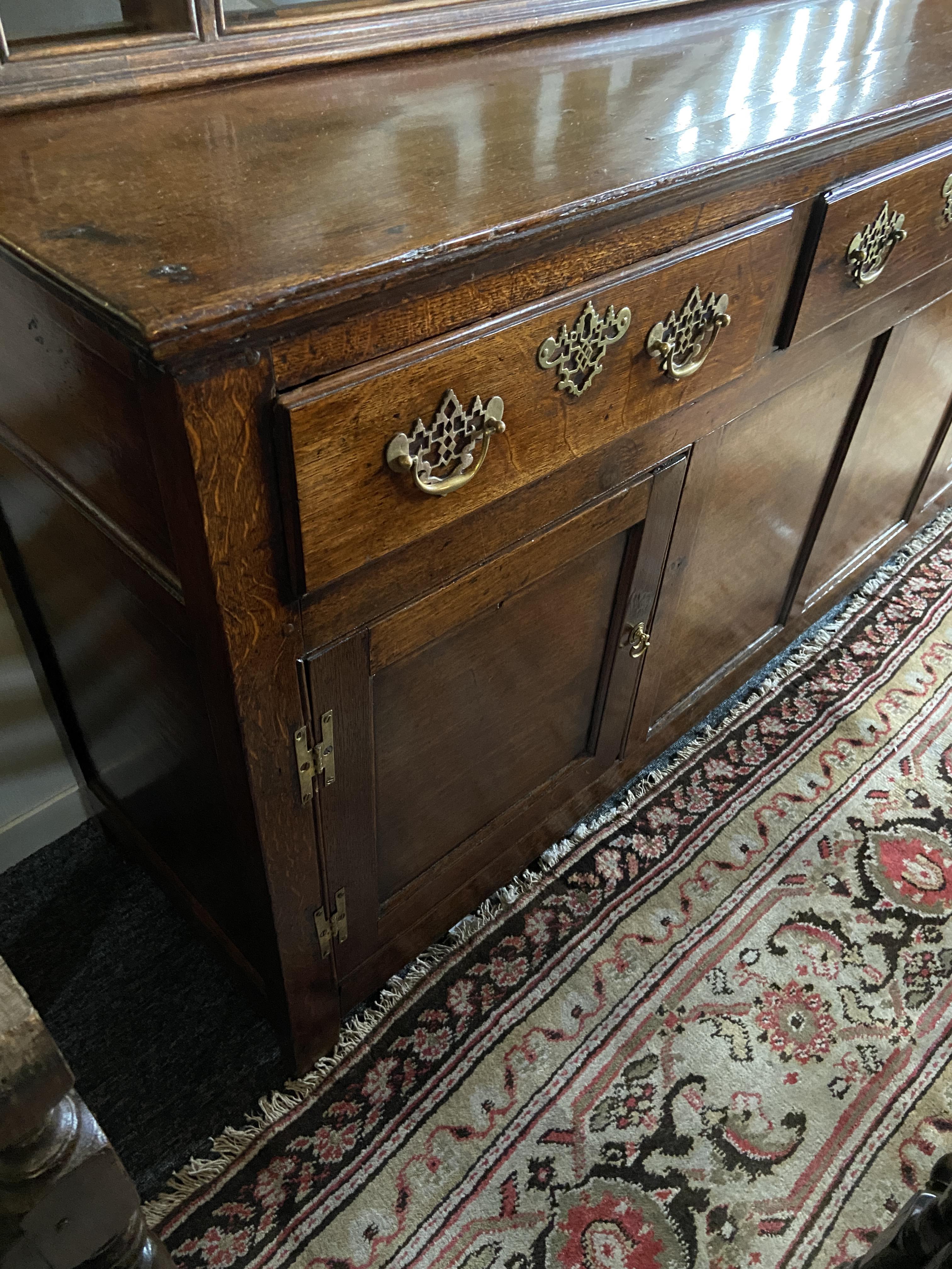 A George III oak dresser - Image 5 of 8