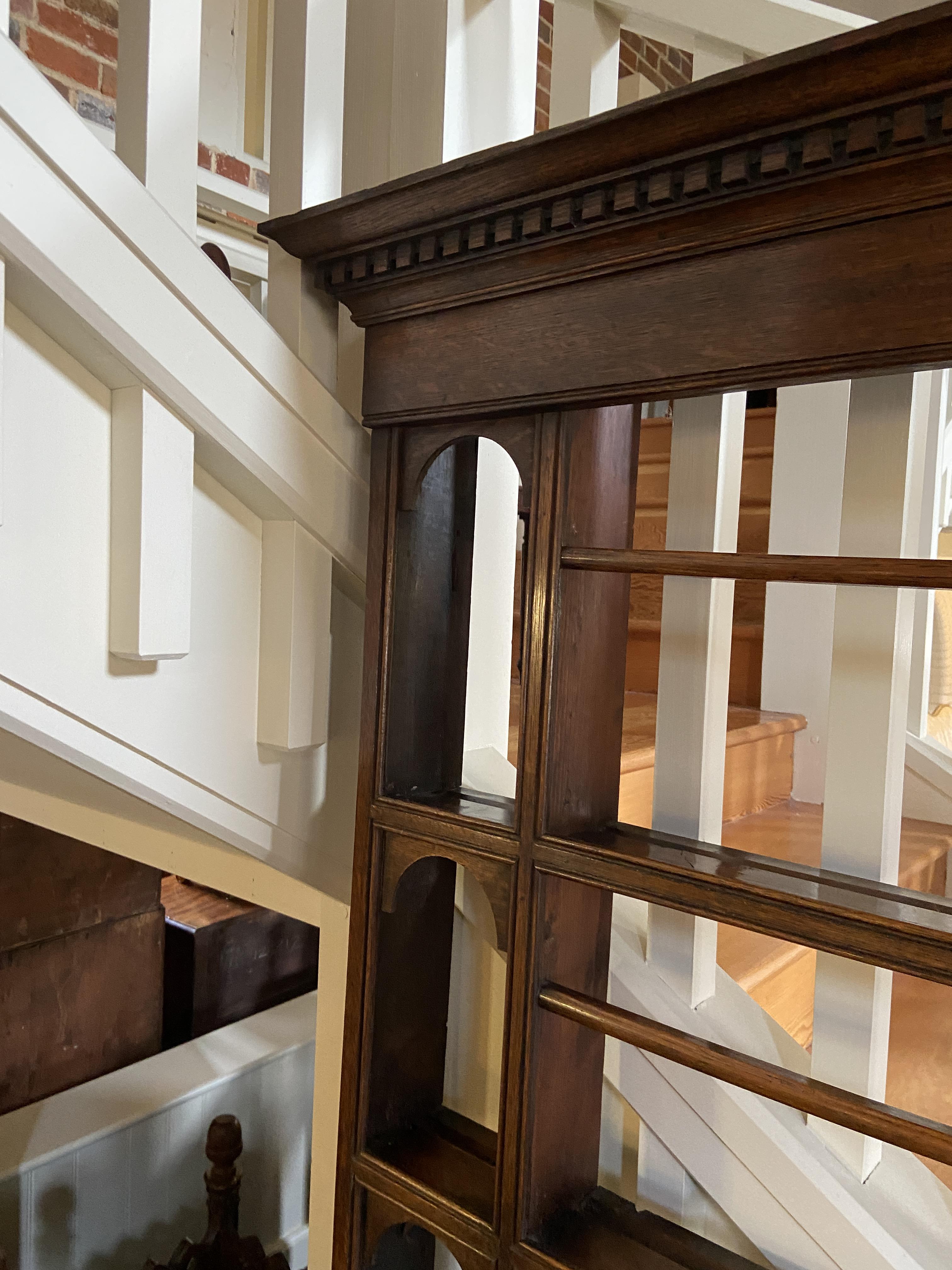 A George III oak dresser - Image 7 of 8