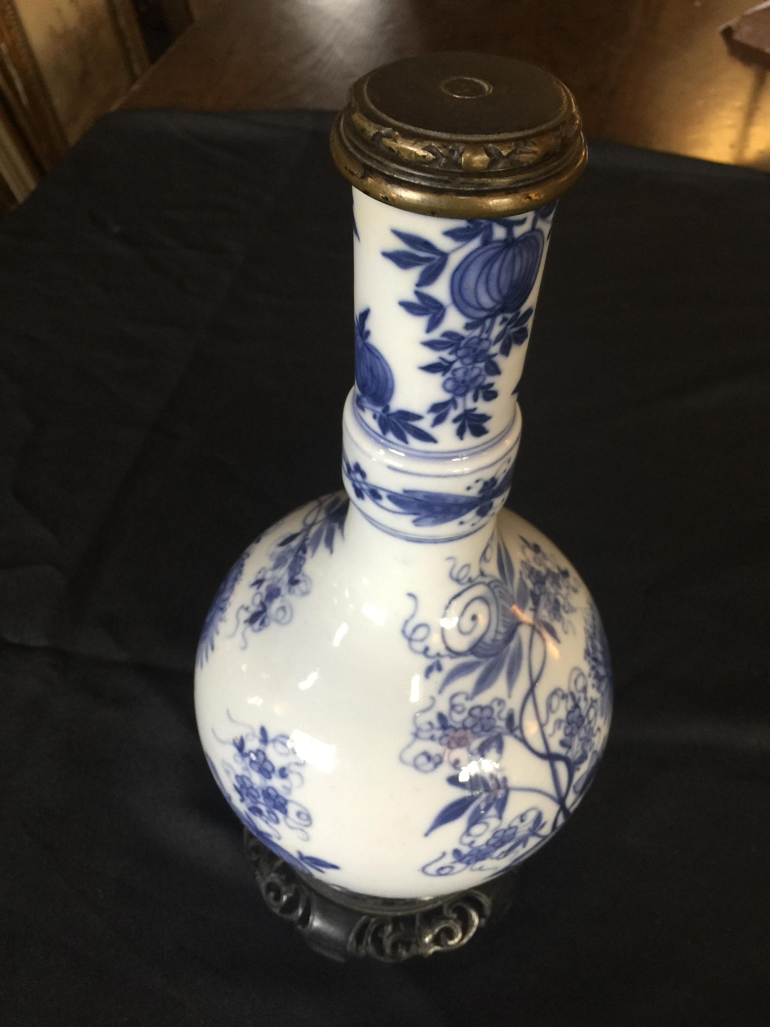 A 19th century blue and white porcelain onion pattern lamp base - Image 5 of 6