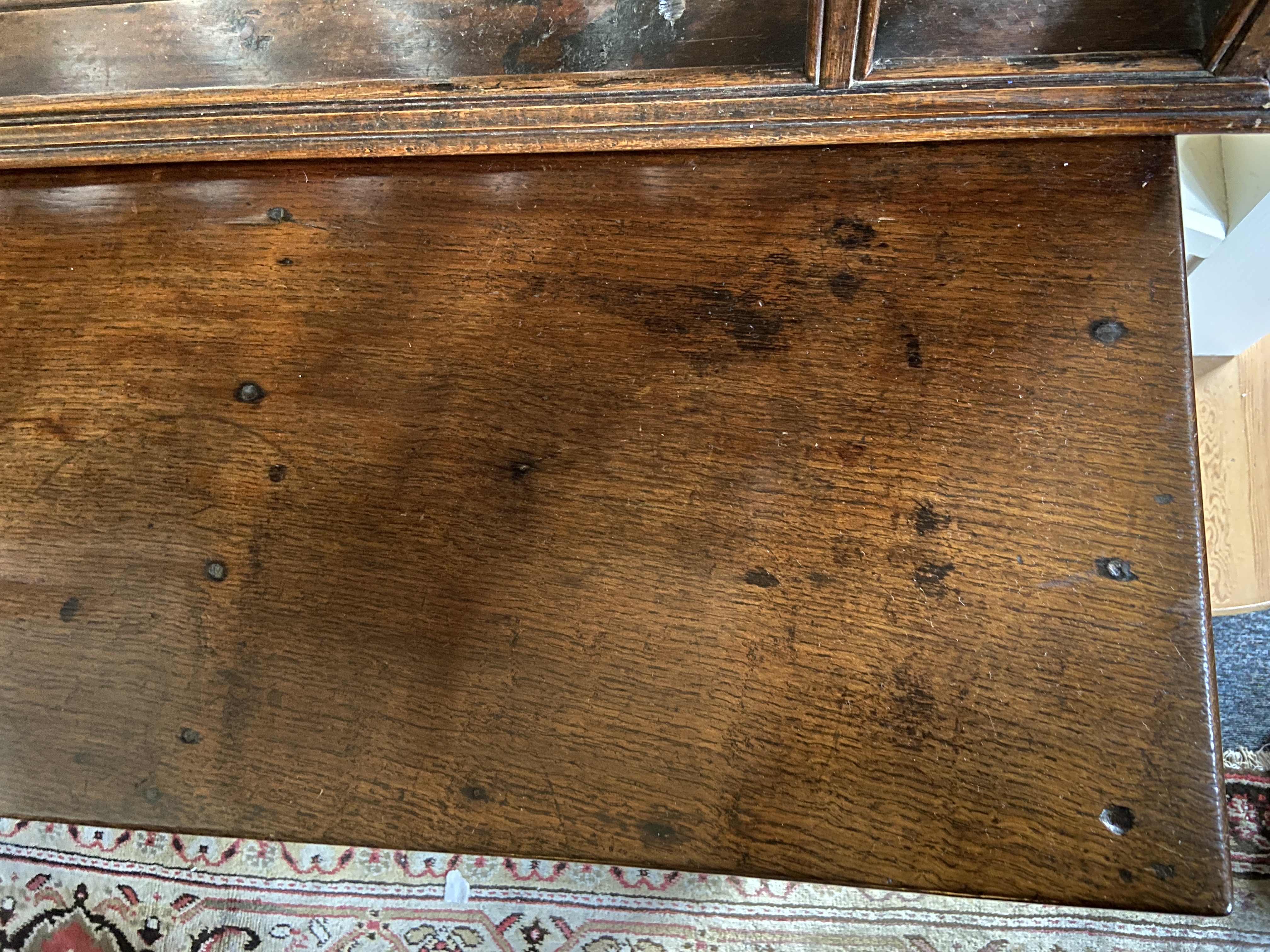 A George III oak dresser - Image 6 of 8