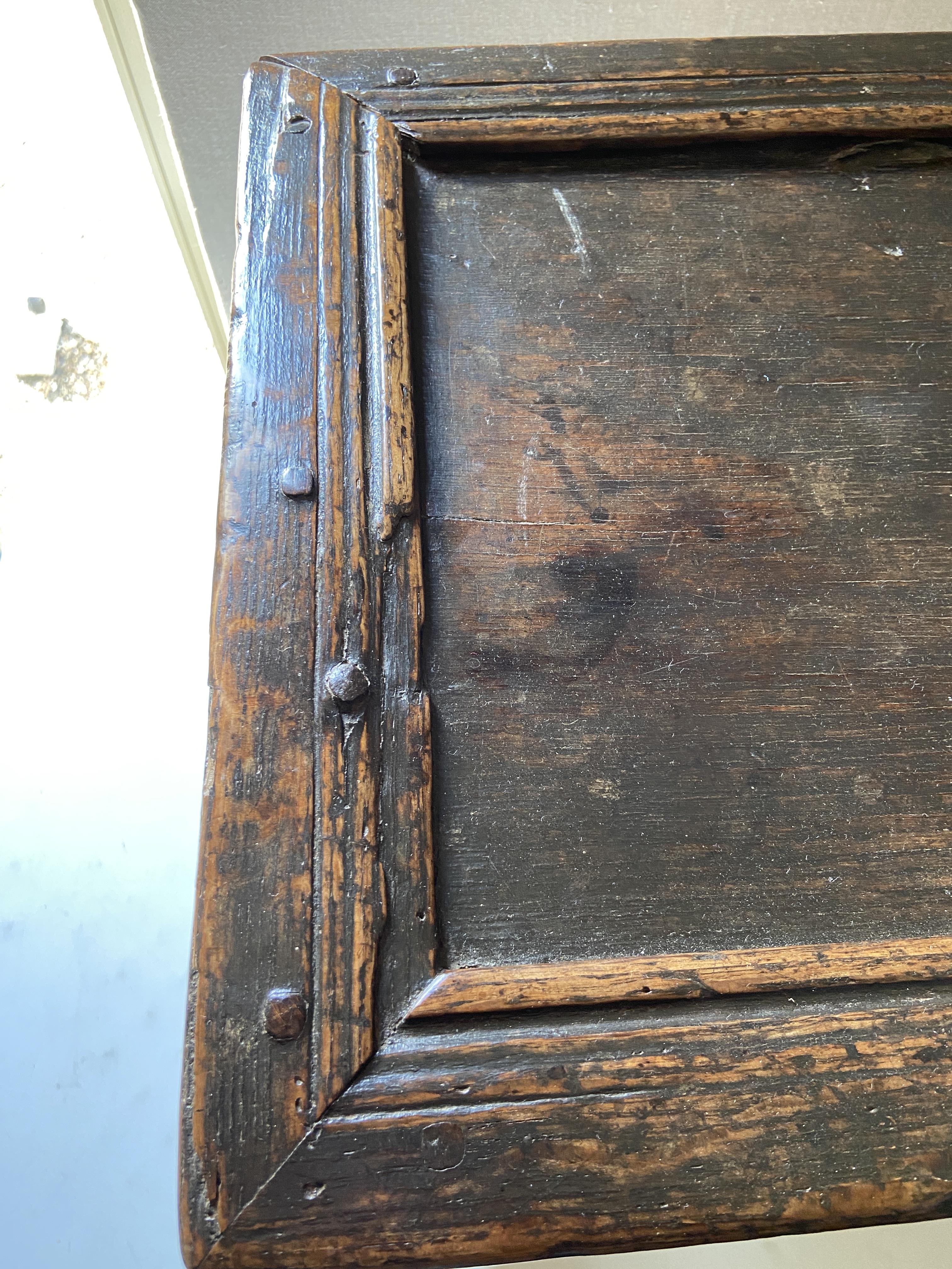 A small James I oak plank chest - Image 5 of 8