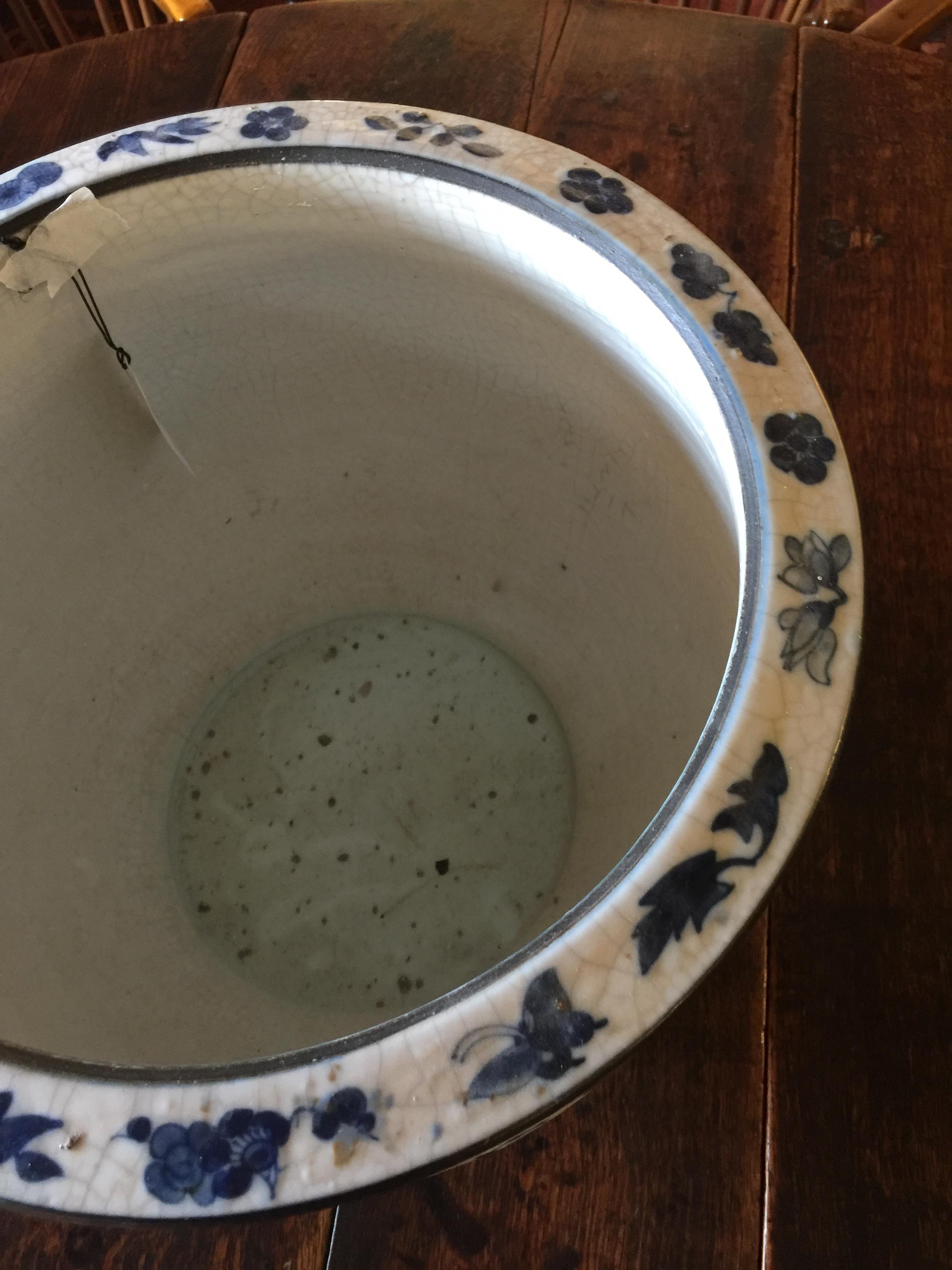 A 19th c. Chinese blue and white earthenware crackle glaze jardiniere / fish bowl - Image 6 of 11