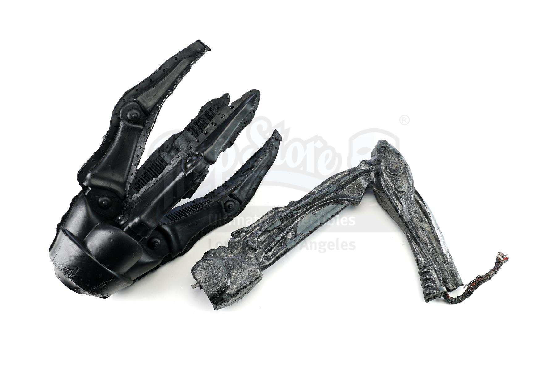 Lot # 870: THE MATRIX REVOLUTIONS - Production-Made Sentinel Claw with One Sentinel Part