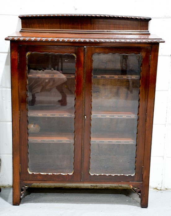 An Edwardian glazed mahogany cabinet, with two glazed doors enclosing glass shelves, 120cm high,