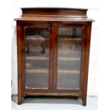 An Edwardian glazed mahogany cabinet, with two glazed doors enclosing glass shelves, 120cm high,