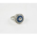 A blue daisy / flower head dress ring, size L. 6.89g.
