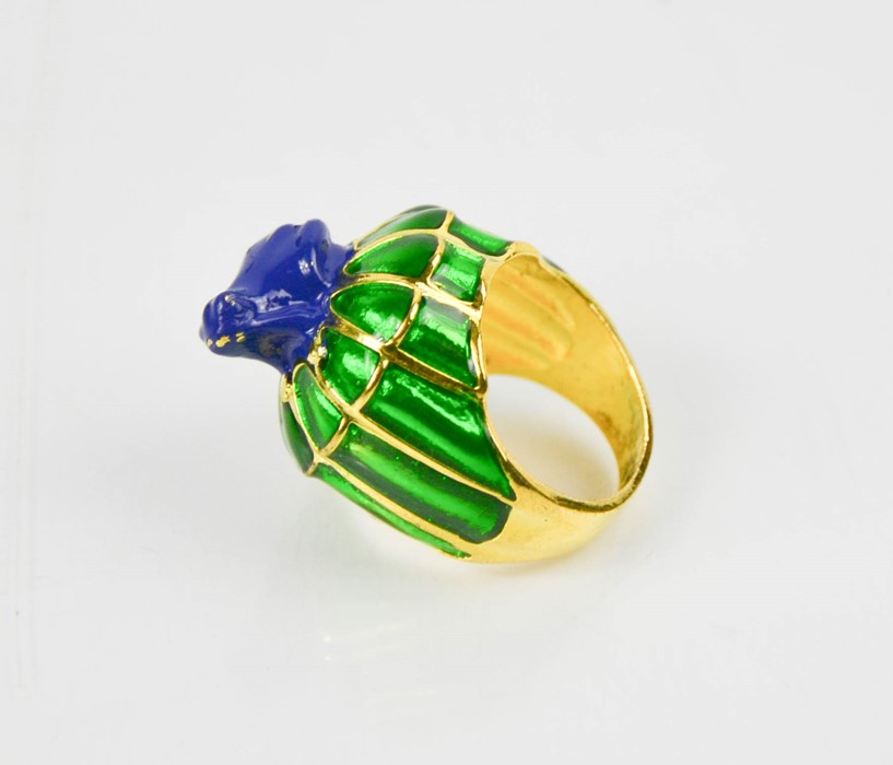 A blue and green enamelled dress ring, with a frog form finial, size M, 14.35g. - Image 2 of 2