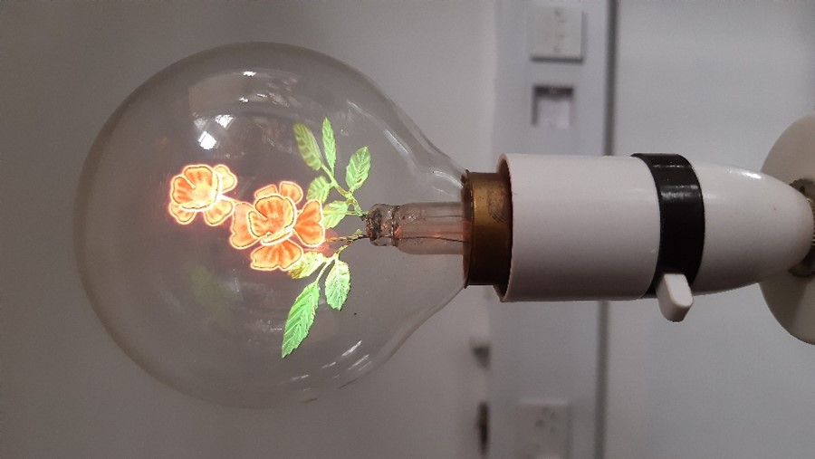 A vintage light-bulb with floral filament - Bild 2 aus 2