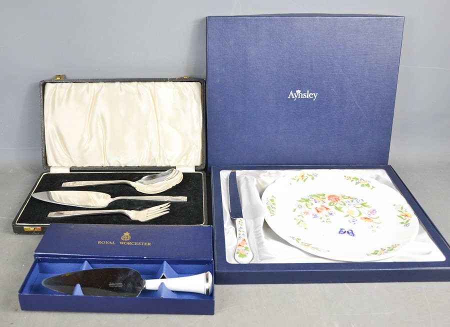 An Aynsley boxed cake stand and knife, together with a Royal Worcester boxed cake slice and an