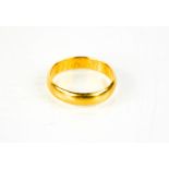 A gold wedding band (unmarked) size R/S, 6.1g.