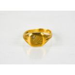 A 9ct gold signet ring, set with chip diamond, size S/T, 3.6g.