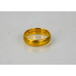 A 22ct gold wedding band, size O½, 7.2g.