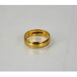 A 9ct gold wedding band, size S½, 3.7g.