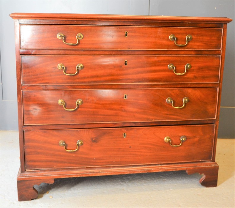 A Georgian mahogany chest of drawers raised on bracket feet, 81cm by 95cm by 49cm - Bild 2 aus 3