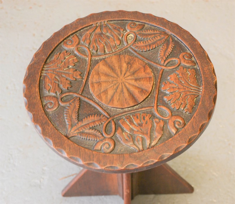 An oak table with circular carved top and shaped base, 52cm - Bild 2 aus 2