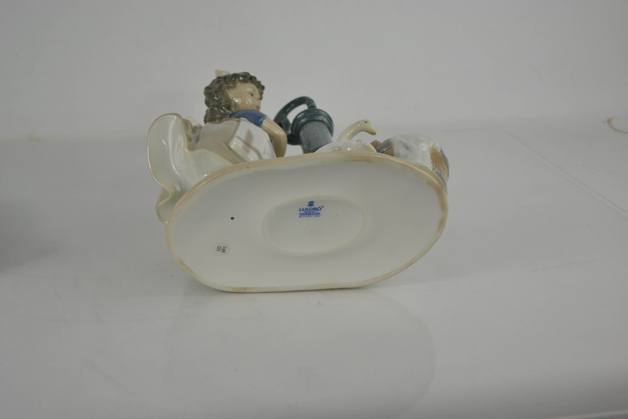A Lladro porcelain group titled Summer at the Farm, numbered 5285, 24cm high. - Bild 2 aus 2