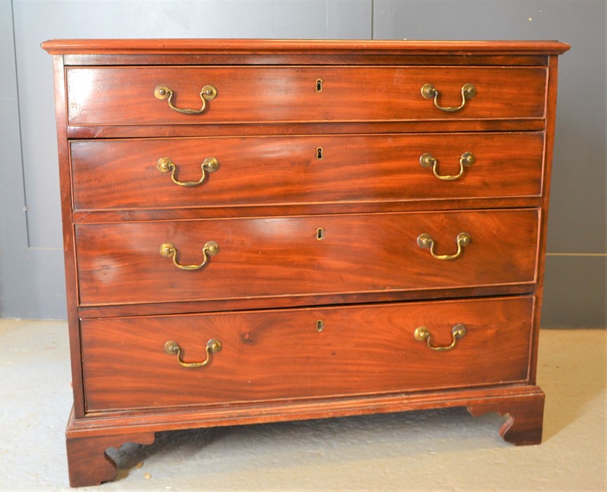 A Georgian mahogany chest of drawers raised on bracket feet, 81cm by 95cm by 49cm - Bild 3 aus 3