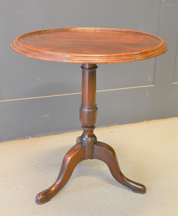 A 19th century mahogany tray top table, 63cm by 57cm diameter - Bild 2 aus 2