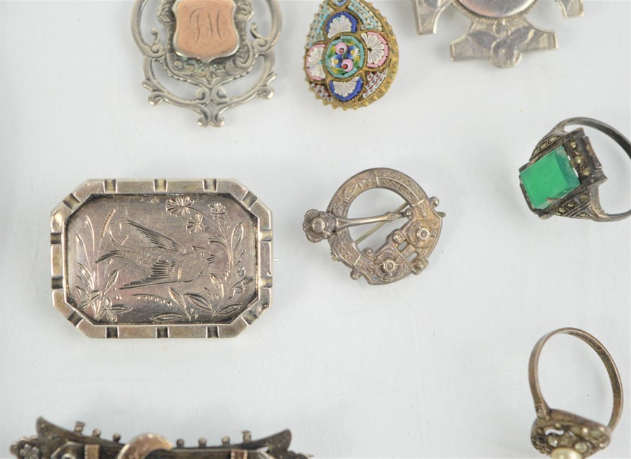 A group of Victorian and later jewellery to include a silver Victorian brooch, silver 1930s cocktail - Bild 2 aus 4
