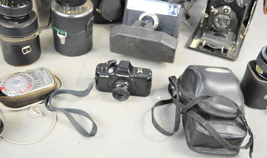 A group of vintage cameras and lens and accessories to include ICA Dresden folding camera, Asahi - Image 5 of 5