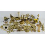 A group of collectible brassware to include candle snuffer, ornaments, horse brasses, hammer, badges