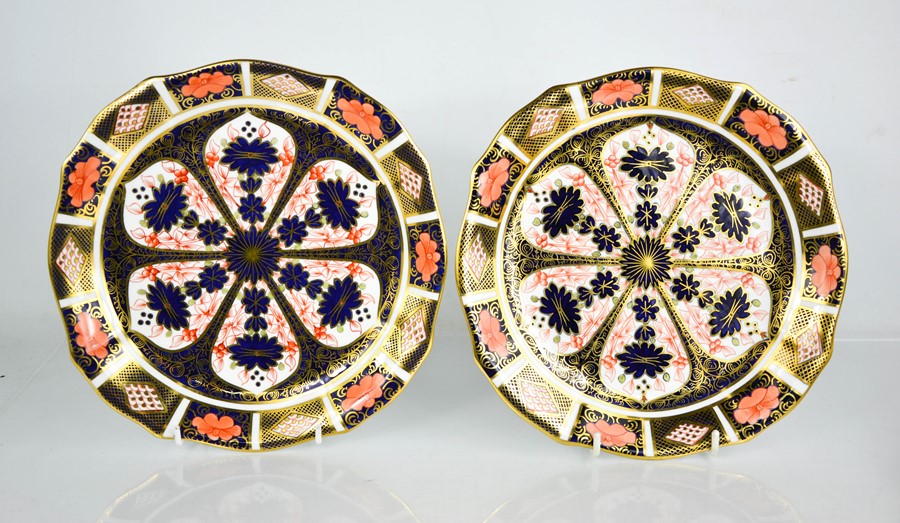 A pair of Royal Crown Derby scalloped shaped plates in the Imari pattern no 1128, circa 1930, 22cm