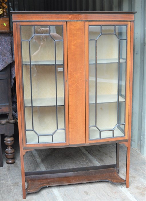 An Edwardian mahogany glazed cabinet.