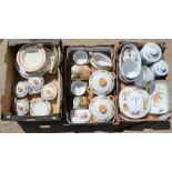 A quantity of Spode / Royal Worcester, Evesham Vale, and Royal Doulton.