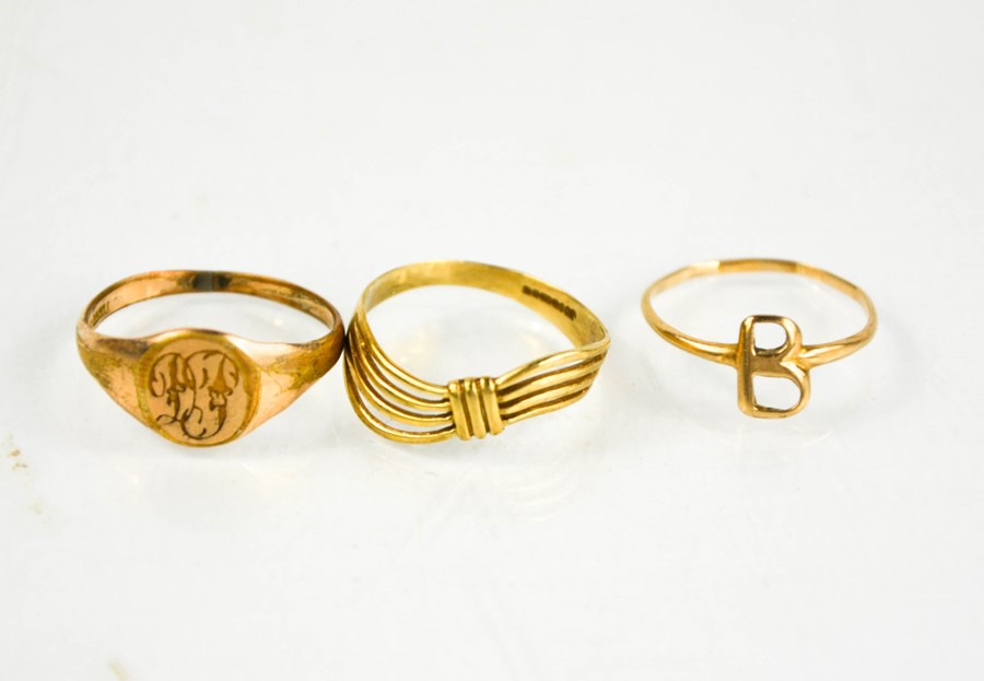Three rings, two gold examples 2.9ct, and a signet ring.