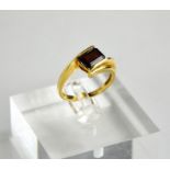A 10k gold and garnet ring, 3.29g.