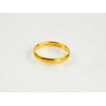 A 22ct gold wedding band, size O, 4g.