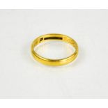 A 9ct gold wedding band, size P, 2.9g.