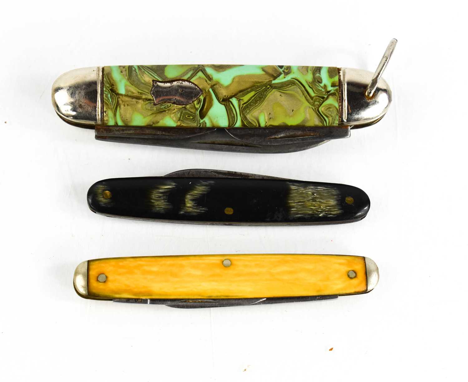 Three vintage penknives, to include a bone, horn and bakelite example.
