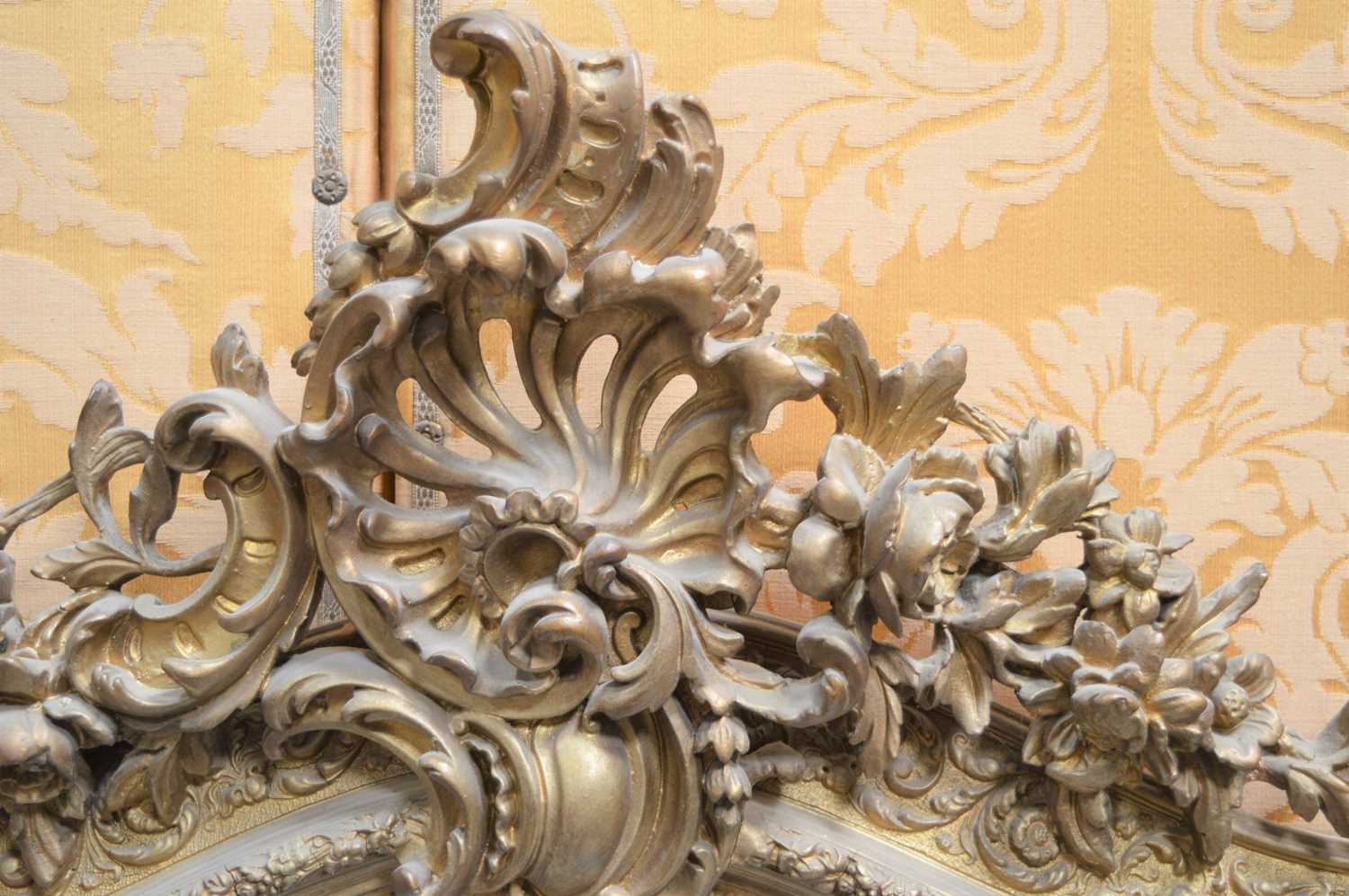 A large late 19th / early 20th century gold painted composition wall mirror with Rococo style - Bild 2 aus 3