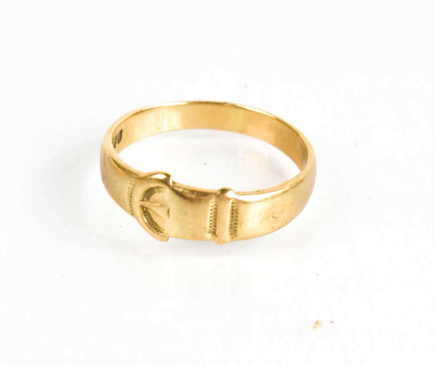 A 9ct gold belt buckle ring, 3.7g.