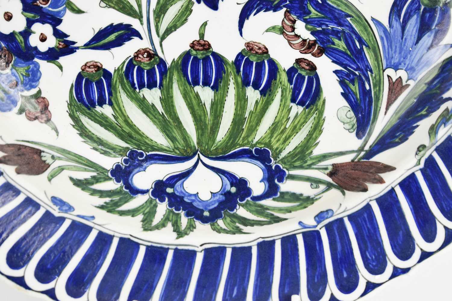 A 19th century Cantagalli Iznik-Style pottery dish, Italy, with scalloped edges, painted in - Image 3 of 4