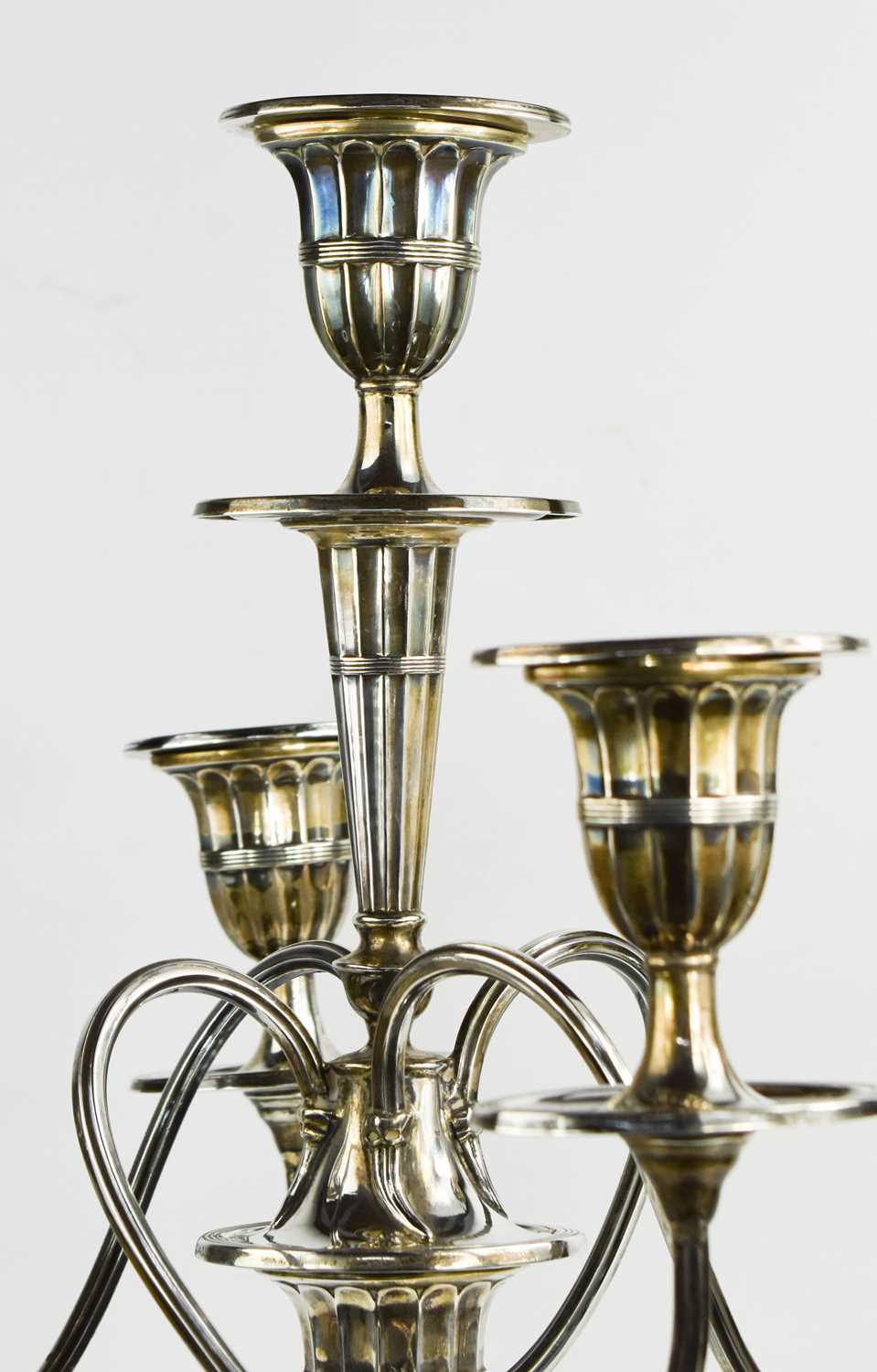 A Walker and Hall silver five light candelabra, with four scrolling branches to fluted sconces, - Bild 3 aus 3