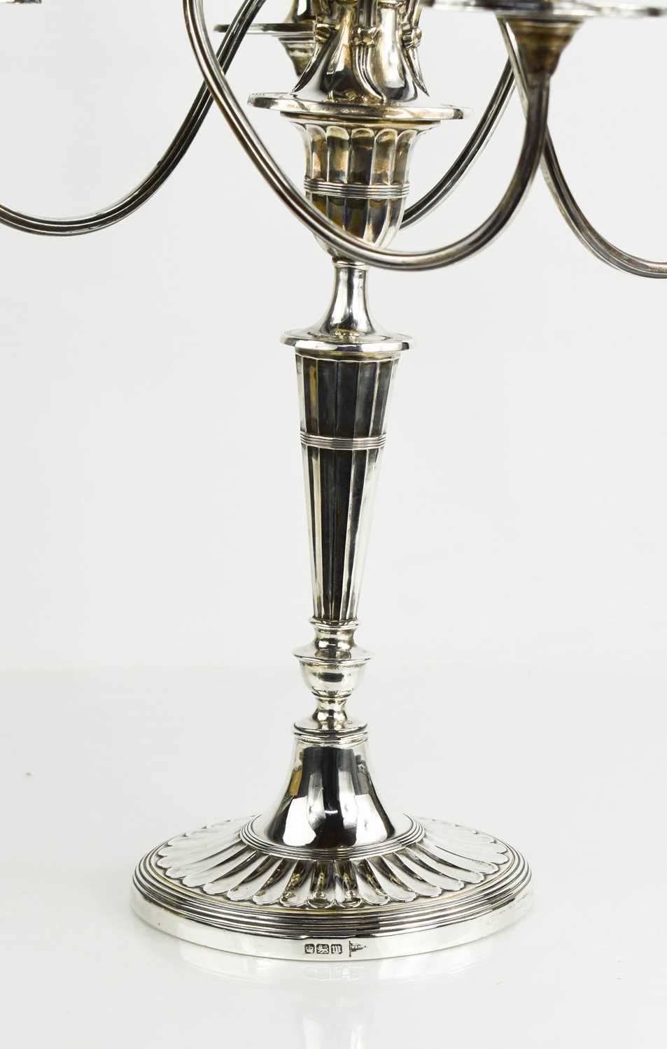 A Walker and Hall silver five light candelabra, with four scrolling branches to fluted sconces, - Bild 2 aus 3