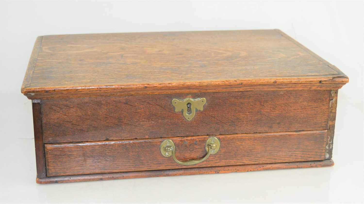 An Edwardian oak camapign box with brass handles and single drawer - Bild 2 aus 2