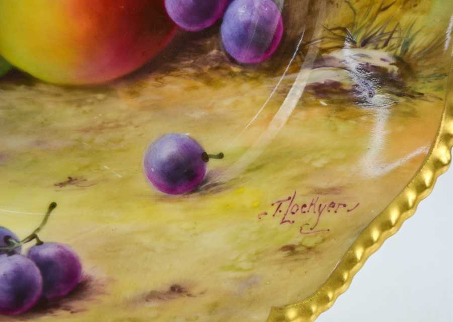 A Royal Worcester plate painted with fruit on a mossy ground, by Lockyer, circa 1930, signed, 26cm - Bild 2 aus 2