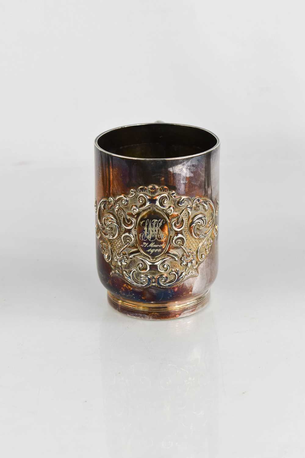 A silver mug, embossed with a crest and engraved with a monogram and dated 21st March 1900, London - Bild 2 aus 2