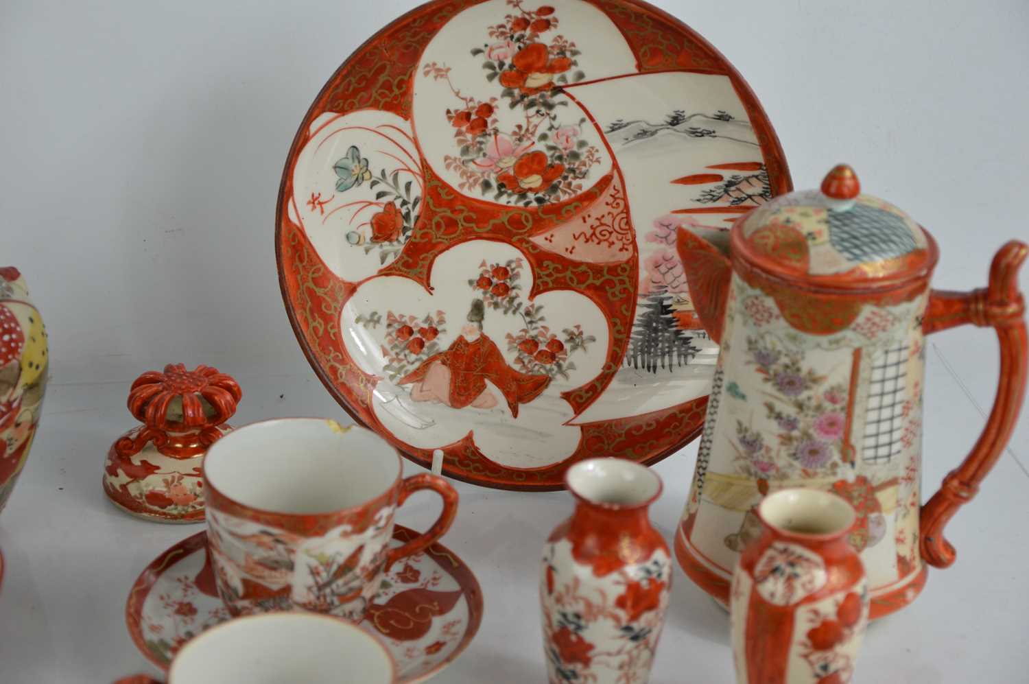 A group of 19th/20th century Japanese Kutanki and Satsuma ware to include vases, plates, tea cups - Bild 4 aus 4