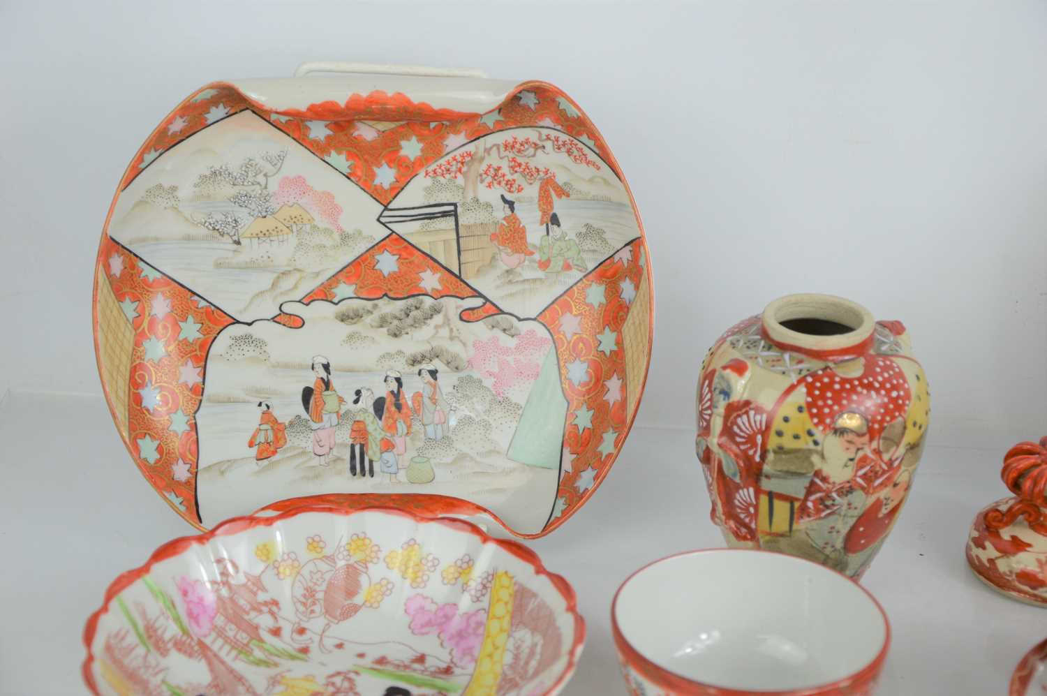 A group of 19th/20th century Japanese Kutanki and Satsuma ware to include vases, plates, tea cups - Bild 2 aus 4